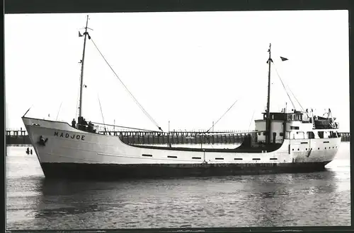 Fotografie Frachtschiff Mad Joe in Hafeneinfahrt