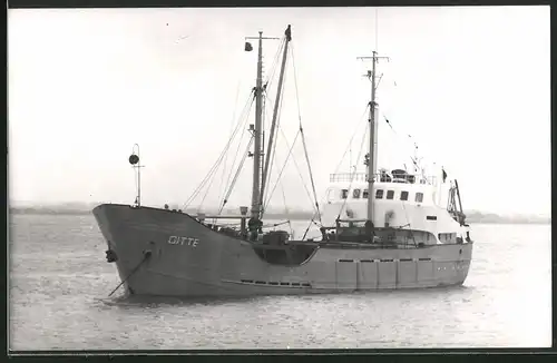 Fotografie Frachtschiff Gitte liegt vor Anker