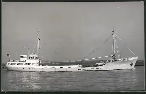 Fotografie Frachtschiff Grete Krönke hat einen VW Käfer geladen