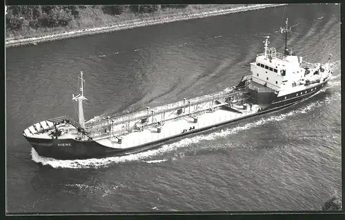 Fotografie Tankschiff Biene während einer Kanalpassage