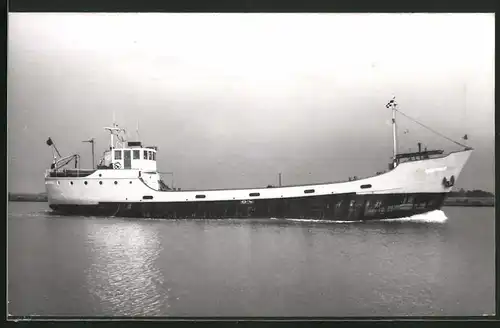 Fotografie Frachtschiff Brammer in fahrt auf spiegelglatter See