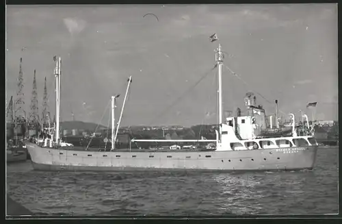 Fotografie Frachtschiff Bremer Handel in einer Hafeneinfahrt