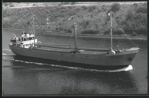 Fotografie Frachtschiff Estedeich in einem Kanal