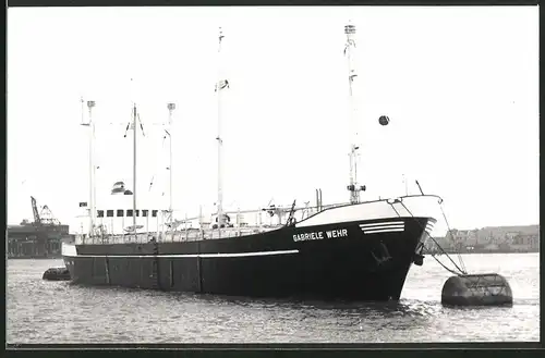 Fotografie Frachtschiff Gabriele Wehr auf Reede vor Hafeneinfahrt