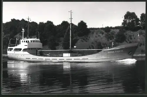 Fotografie Frachtschiff Gerda Freese bei einer Kanaldurchfahrt