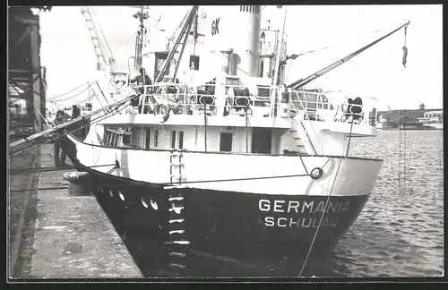 Fotografie Frachtschiff Germania liegt am Hafenquai