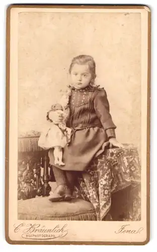 Fotografie C. Bräunlich, Jena, am Holzmarkt, niedliches kleines Mädchen mit Puppe im Arm