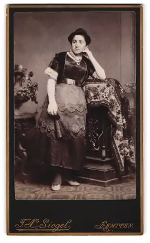 Fotografie F. A. Siegel, Kempten, Kotterner Strasse, bürgerliche Dame in hübsch gestuftem Kleid