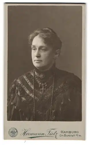 Fotografie Hermann Tietz, Hamburg, Gr. Burstah 12 /14, ältere Dame in dunklen Kleidern mit Kreuzhalskette