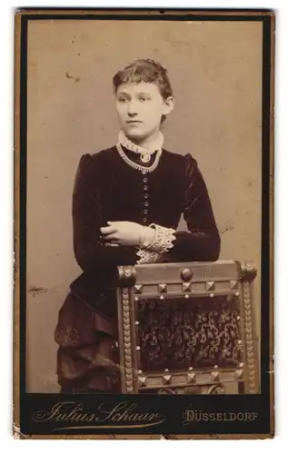 Fotografie Julius Schaar, Düsseldorf, anmutige junge Dame auf einem Stuhl lehnend