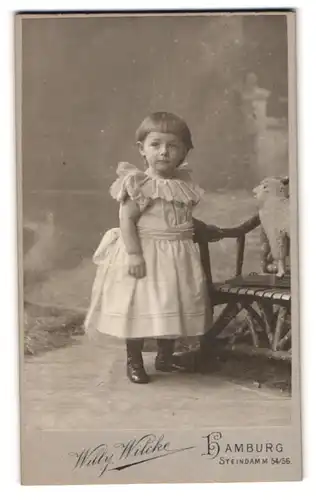 Fotografie Willy Wilcke, Hamburg, Steindamm 54 /56, niedliches kleines Kind mit Schafpuppe