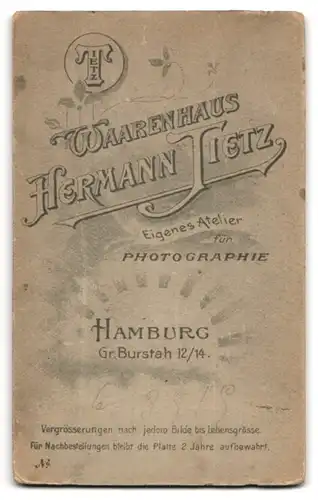 Fotografie Hermann Tietz, Hamburg, Gr. Burstah 12 /14, nette Gruppe junger Geschwister gemeinsam posierend