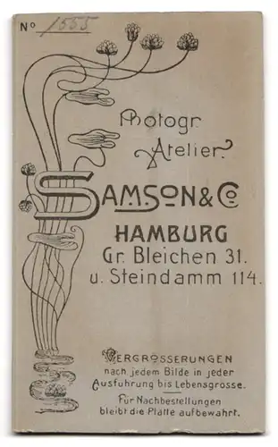 Fotografie Samson & Co., Hamburg, Grosse Bleichen 31, verschrecktes Kind auf Schaukelstuhl stehend