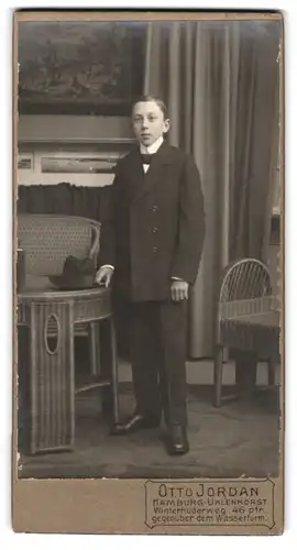 Fotografie Otto Jordan, Hamburg, Winterhuderweg 46, Junge im Anzug neben Korbtisch