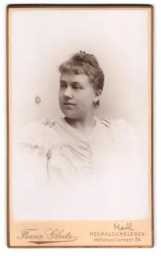 Fotografie Franz Gleitz, Neuhaldensleben, Hohenzollernstrasse 26, freundliche bürgerliche Dame in hellem Kleid