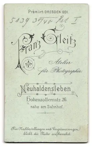 Fotografie Franz Gleitz, Neuhaldensleben, Hohenzollernstrasse 26, freundliche bürgerliche Dame in hellem Kleid