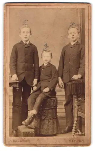 Fotografie F. Keller, Meppen, drei junge Brüder stolz in Kamera schauend