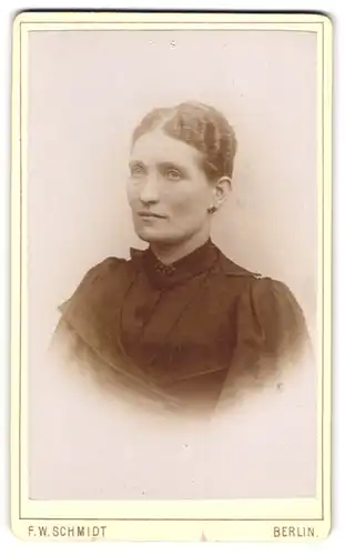 Fotografie F. W. Schmidt, Berlin, Wasserthorstrasse 56, hübsche Dame mit auffälligen Wangenknochen