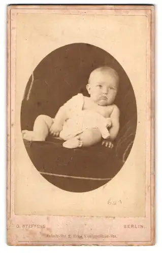 Fotografie G. Steffens, Berlin, Anhaltstrasse 2, Baby auf samtener Couch liegend