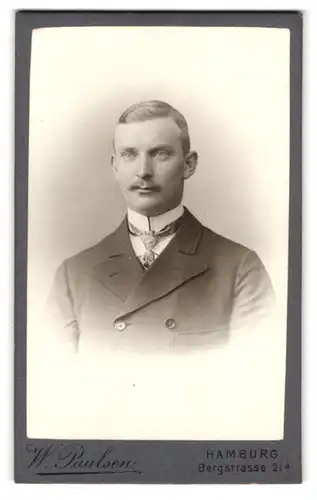 Fotografie W. Paulsen, Hamburg, Bergstrasse 21 a, Portrait junger Herr im Anzug mit Oberlippenbart