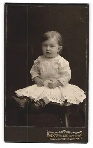 Fotografie Oskar Weicht, Hamburg-Eilbeck, Wandsbeker-Chaussée 212, Portrait kleines Mädchen im weissen Kleid