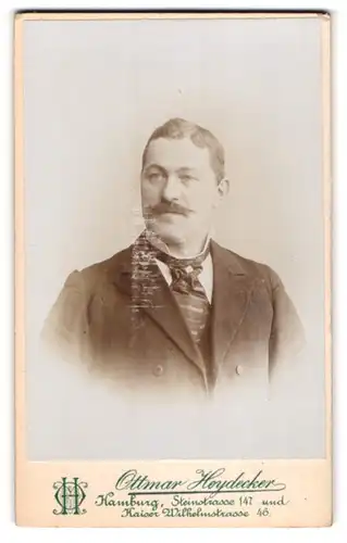 Fotografie Ottmar Heydecker, Hamburg, Steinstrasse 147, Portrait beleibter Herr im Anzug mit Moustache