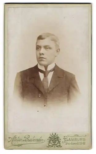 Fotografie Ateleir Brabender, Hamburg, Steindamm 62 II-III, Portrait junger Herr im Anzug mit Krawatte