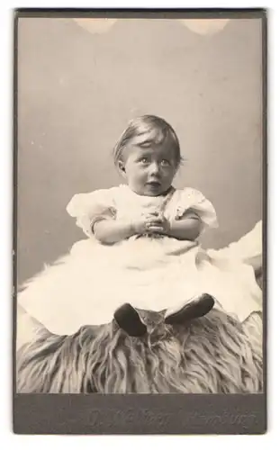 Fotografie D. Wettern, Hamburg, Reeperbahn 4, Portrait kleines Mädchen im weissen Kleid