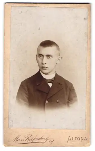 Fotografie Max Reifenberg, Hamburg-Altona, Ecke Bachstrasse und Reichenstrasse, Portrait junger Herr im Anzug mit Fliege