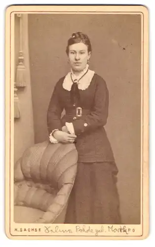 Fotografie H. Sachse, Burg, Portrait junge Dame in hübscher Kleidung