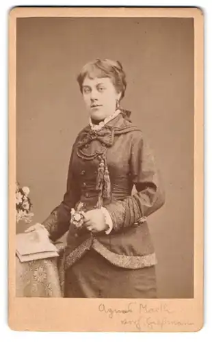 Fotografie Mathilde Diedrich, Burg b. M., Zerbster-Strasse 945, Portrait junge Dame in zeitgenössischer Kleidung