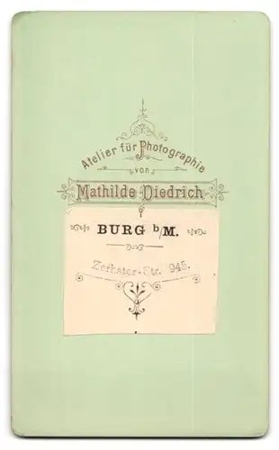 Fotografie Mathilde Diedrich, Burg b. M., Zerbster-Strasse 945, Portrait junge Dame im modischen Kleid