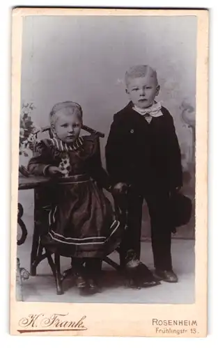 Fotografie K. Frank, Rosenheim, Frühlingstrasse 13, Portrait Kinderpaar in modischer Kleidung
