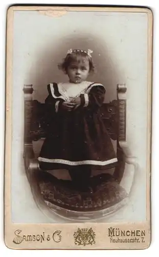 Fotografie Samson & Co., München, Neuhauserstrasse 7, Portrait kleines Mädchen im modischen Kleid