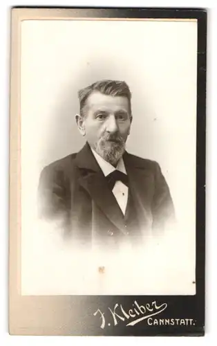 Fotografie J. Kleiber, Cannstadt, Portrait älterer Herr im Anzug mit Bart