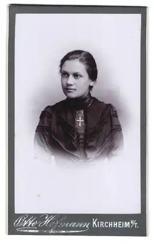Fotografie Otto Hofmann, Kirchheim u /T., Portrait junge Dame im Kleid mit Kreuzkette