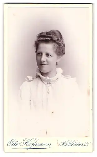 Fotografie Otto Hofmann, Kirchheim a /T., Portrait junge Dame mit Hochsteckfrisur und Halskette