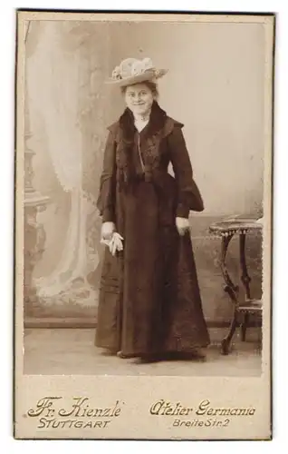 Fotografie Fr. Kienzle, Stuttgart, Breite Strasse 2, Portrait junge Dame im Kleid mit Hut und Pelz