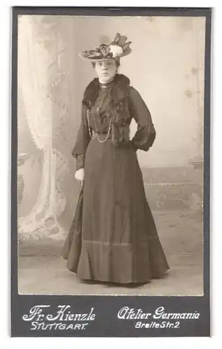 Fotografie Fr. Kienzle, Stuttgart, Breite Strasse 2, Portrait junge Dame im Kleid mit Hut und Pelz