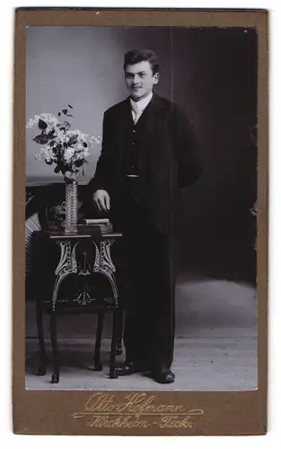 Fotografie Otto Hofmann, Kirchheim-Teck, Portrait junger Herr im Anzug mit Krawatte
