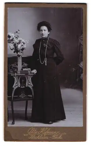 Fotografie Otto Hofmann, Kirchheim-Teck, Portrait junge Dame im Kleid