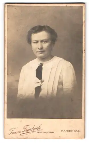 Fotografie Franz Friedrich, Marienbad, Kaiserstrasse, Portrait bürgerliche Dame in hübscher Kleidung