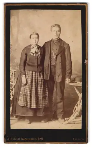 Fotografie G. Rau, Ansbach, Carolinenstrasse D. 357, Portrait junges Paar in schlichter Kleidung