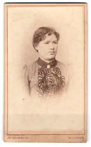 Fotografie Fr. Neumayer, München, Neuhauserstrasse 29, Portrait junge Dame mit Kragenbrosche