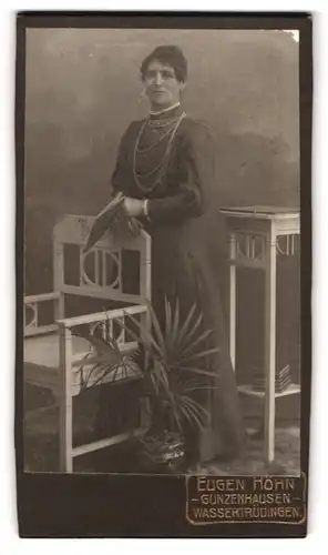 Fotografie Eugen Höhn, Gunzenhausen, Portrait bürgerliche Dame im Kleid mit Buch