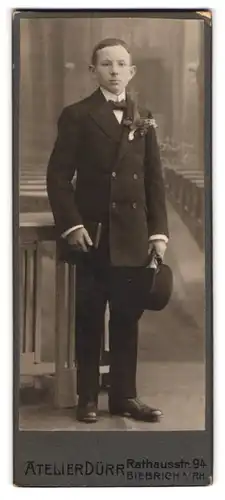 Fotografie Atelier Dürr, Biebrich a /Rh., Rathausstrasse 94, Portrait junger Mann im Anzug mit einem Buch
