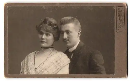 Fotografie Ernst Wagner, Essen-Ruhr, Theaterplatz 1, Portrait junges Paar in hübscher Kleidung
