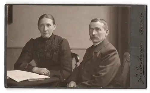 Fotografie Fr. Struckmesyer, Göttingen, Wendenstrasse 5 a, Portrait älteres Paar in hübscher Kleidung