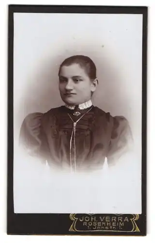 Fotografie Joh. Verra, Rosenheim, Innstrasse 1, Portrait junge Dame mit zurückgebundenem Haar