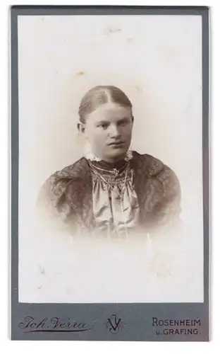 Fotografie Joh. Verra, Rosenheim, Frühlingsstrasse 10, Portrait junge Dame mit zurückgebundenem Haar